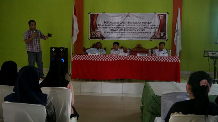 Materi sosialisasi tentang Pilkada Damai disampaikan oleh nara sumber yang diundang oleh KPU Bolmong. (Foto: Instink.net)