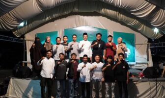 Bupati Iskandar bersama dengan para pelaku UMKN dan pemuda ibu kota Bolsel. (FOTO: IST)