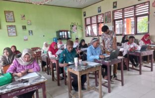 Pada pertemuan musyawarah ini, para kepala sekolah dan guru mata pelajaran mendapatkan pendampingan oleh Dispenbud Bolsel dalam mempersiapkan menghadapi pelaksanaan ujian sekolah 2025, Kamis, 24 April 2025. (FOTO: IST)