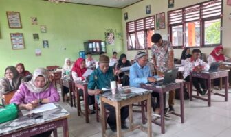 Pada pertemuan musyawarah ini, para kepala sekolah dan guru mata pelajaran mendapatkan pendampingan oleh Dispenbud Bolsel dalam mempersiapkan menghadapi pelaksanaan ujian sekolah 2025, Kamis, 24 April 2025. (FOTO: IST)