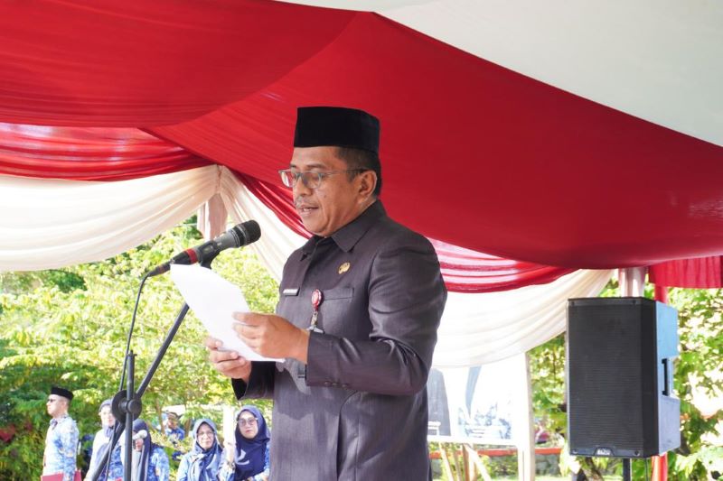 Asisten I Alsyafri Kadullah saat membacakan sambutan Menteri Pendidikan Dasar dan Menengah Abdul Mutí dalam memperingati Hari Pendidikan Nasioanal. (Foto: IST)