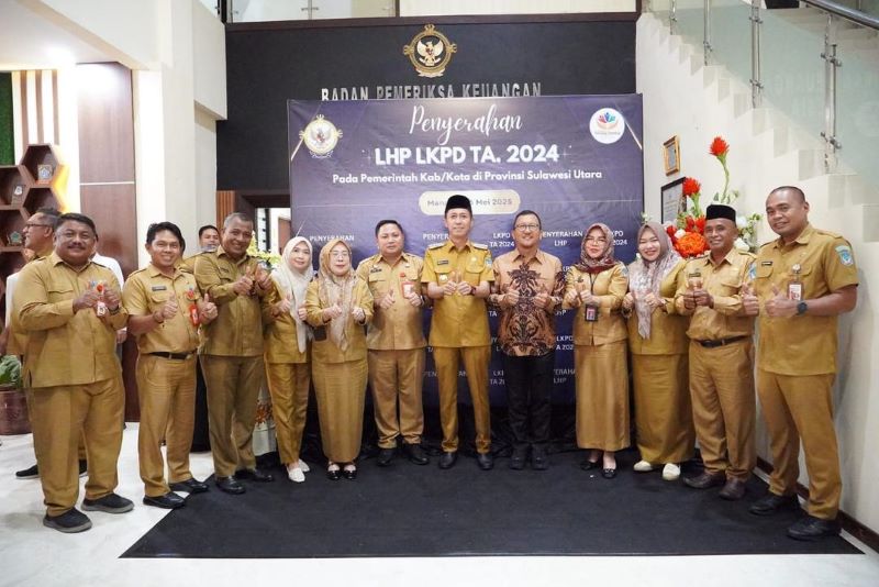 Bupati Iskandar Kamaru dan Ketua DPRD Bolsel Arifin Olii Bolsel di dampingi para petinggi OPD foto bersama usai menerima opini WTP oleh BPK RI. (Foto: IST)