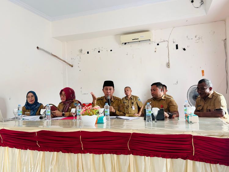 Bupati Bolsel Iskandar Kamaru saat memberikan pengarahan kepada para kepala sekolah dalam peningkatan kapasitas dan kompetensi tenaga pendidik di Kabupaten Bolsel. (Foto: IST)