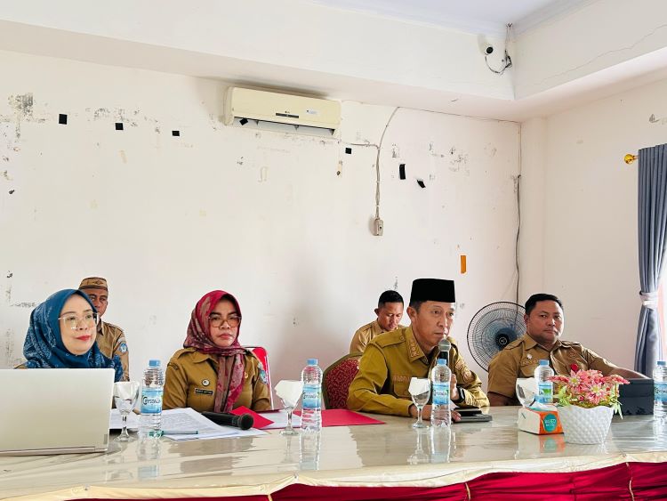 Kepala Dinas Pendidikan dan Kebudayaan Rante Hattani saat mendampingi bupati dan sekretaris daerah dalam acara evaluasi kepala sekolah. Turut juga Kepala BPKPD Lasya Mamonto. (Foto: IST)