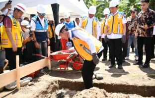 Peletakan batu pertama oleh bupati Bolsel dan Wagub Sulut untuk pembangunan rumah layak huni bagi masyarakat pesisir di Desa Motandoi Selatan, Rabu 14 Mei 2025. (Foto: IST)
