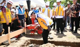 Peletakan batu pertama oleh bupati Bolsel dan Wagub Sulut untuk pembangunan rumah layak huni bagi masyarakat pesisir di Desa Motandoi Selatan, Rabu 14 Mei 2025. (Foto: IST)
