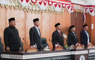 Pimpinan rapat paripurna saat membuka rapat Paripurna di gedung DPRD Bolsel, Senin 28 April 2025. (Foto: IST)