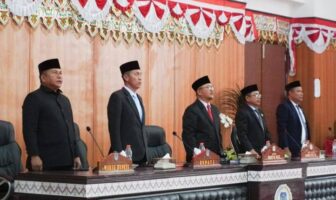 Pimpinan rapat paripurna saat membuka rapat Paripurna di gedung DPRD Bolsel, Senin 28 April 2025. (Foto: IST)