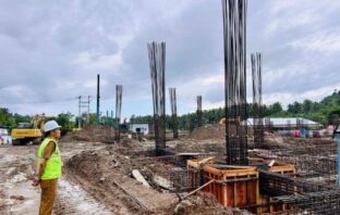 Bupati Bolsel H Iskandar Kamaru SPt melakukan juga melakukan pemantauan pelaksanaan pekerjaan pembangunan RSUD Bolsel usai pimpin apel kerja, Senin (16/6/2025). (Foto: IST)