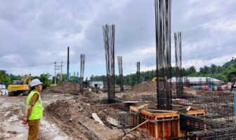 Bupati Bolsel H Iskandar Kamaru SPt melakukan juga melakukan pemantauan pelaksanaan pekerjaan pembangunan RSUD Bolsel usai pimpin apel kerja, Senin (16/6/2025). (Foto: IST)