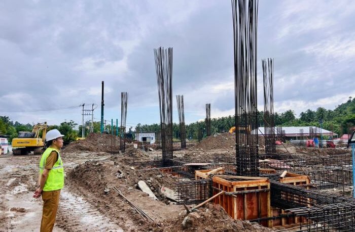 Bupati Bolsel H Iskandar Kamaru SPt melakukan juga melakukan pemantauan pelaksanaan pekerjaan pembangunan RSUD Bolsel usai pimpin apel kerja, Senin (16/6/2025). (Foto: IST)