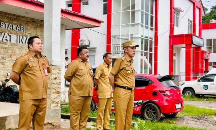 Bupati H Iskandar Kamaru SPt memimpin apel kerja di halaman RSUD Bolsel. (Foto: IST)