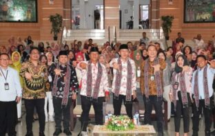 Bupati Iskandar Kamaru dan Wabup Deddy Abdul Hamid foto bersama dengan seluruh penyelenggara acara optimalisasi tenaga pendidik PAUD Bolsel, Senin (10/6/2025), di Manado. (Foto: IST)