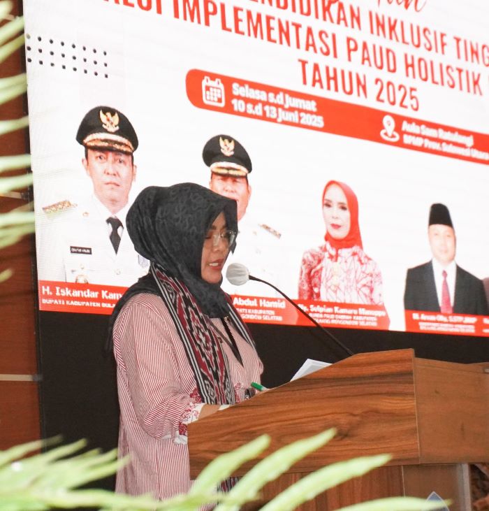 Kadis Pendidikan dan Kebudayaan Bolsel Rante Hattani memberikan sambutannya dalam acara tersebut. (Foto: IST)