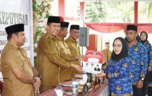 Penyerahan SK kepada 262 PPPK Bolsel tahun 2025 menunjukkan peran Pemda Bolsel dalam meningkatkan kesejahteraan masyarakat di Bolsel, Selasa (10/6/2025). (Foto: IST)