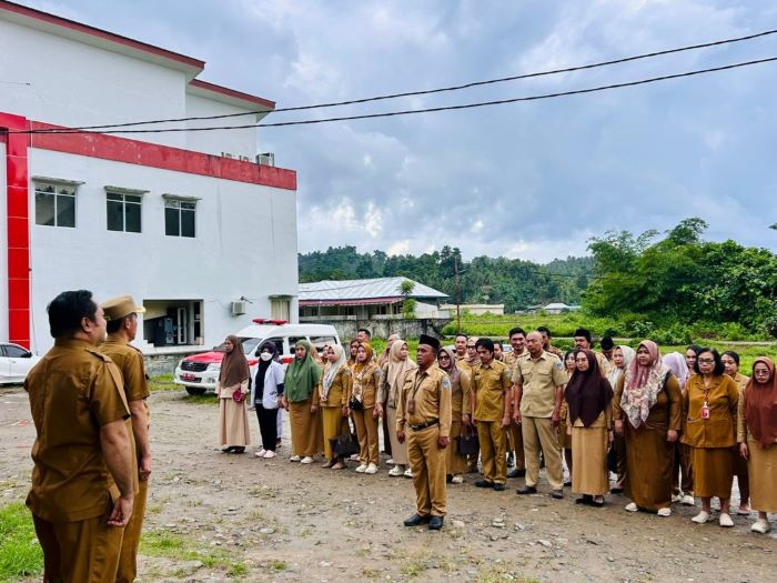 Seluruh jajaran tenaga medis dan non medis di RSUD Bolsel saat mendengarkan penyampaian bupati pada apel kerja. (Foto: IST)