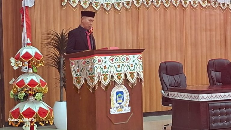 Anggota Banggar DPRD Bolsel, Zulkarnaen Kamaru, mewakili seluruh fraksi setuju terhadap hasil pembahasan APBD Perubahan untuk menjadi Peraturan Daerah. (Foto: IST)