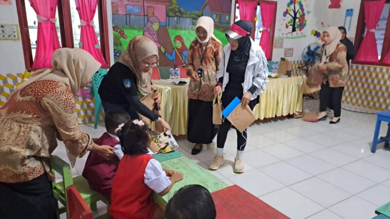 Bunda PAUD Bolsel menyerahkan sejumlah bantuan peralatan gambar kepada murid-murid PAUD Cendana Toluaya. (Foto: IST)
