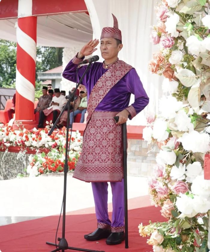 Bupati Bolsel Hi Iskandar Kamaru SP MSi saat memimpin upacara HUT ke-17 Bolsel di Lapangan Alun-alun Molibagu. (Foto: IST)