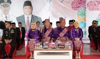 Bupati dan Wakil Bupati Bolsel tampak serasi dengan pakaian adat pada upacara peringatan HUT ke-17 Bolsel, 21 Juli 2025. (Foto: IST)