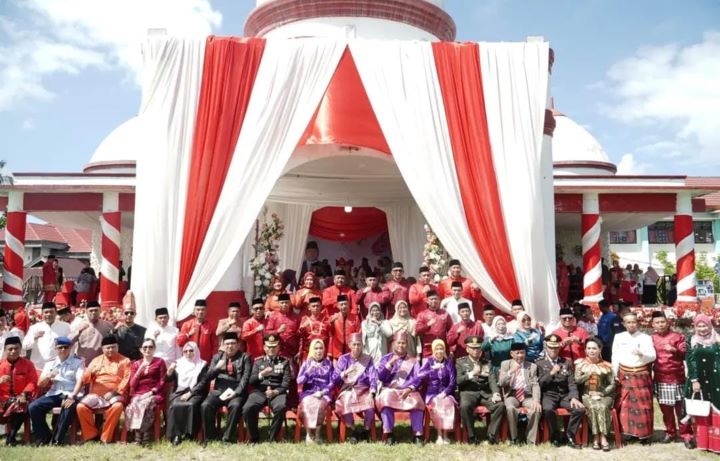 Bupati dan Wakil Bupati foto bersama dengan seluruh pejabat pemerintah dan ASN Bolsel, usai upacara HUT ke-17 Bolsel. (Foto: IST)