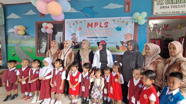 Foto bersama Bunda PAUD Bolsel SElvian Kamaru Manoppo dengan murid-murid dan guru PAUD. (Foto: IST)