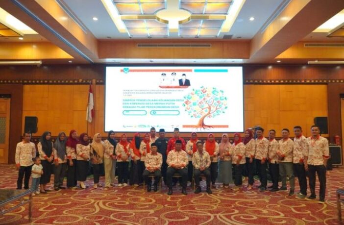 Wabup Bolsel Deddy Abdul Hamid foto bersama dengan seluruh kepada desa dan aparatur desa saat penutupan bimtek peningkatan kapasitas aparatur desa. di Hotel Swissbell, Manado, Kamis, 10 Juli 2025. (Foto: IST)