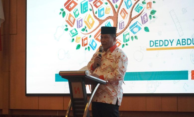 Wabup Deddy Abdul Hamid saat memberikan sambutannya memberi semangat dan dorongan kepada aparatur desa dengan telah mengikuti bimtek ini untuk lebih meningkatkan pelayanan kepada masyarakat di desa. (Foto: IST)