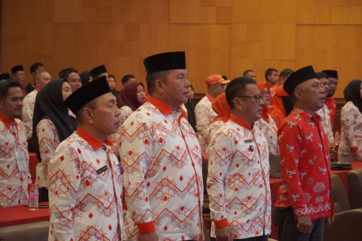 Wabup Deddy Abdul Hamid saat sesi pertama menghadiri acara penutupan bimtek pada kepala desa dan aparat desa. (Foto: IST)