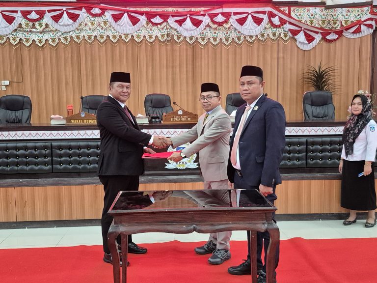 Wakil Ketua Ridwan Olii menyerahkan berita acara penyerahan penetapan APBD Perubahan TA 2025 kepada Wabup Bolsel Deddy Abdul Hamid. (Foto: IST)
