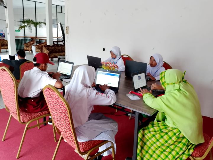 Siswa SD hasil seleksi SD se Bolsel mengikuti lanjutan seleksi untuk mengikuti ajang OSN 2025. (Foto: IST)