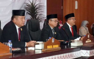 Pimpinan DPRD Bolsel bersama bupati dan wakil bupati Bolsel saat menyaksikan video siaran langsung tentang pidato kenegaraan RI oleh Presiden Prabowo Subiantom Jumat 15 Agustus 2025. (Foto: IST)