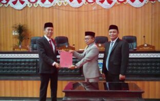 Pimpinan DPRD Bolsel menyerahkan berita acara hasil rapat paripurna tahan II kepada Bupati Bolsel Iskandar Kamaru, Kamis 4 September 20925. di ruang rapat paripurna DPRD Bolsel. (Foto: IST)