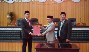 Pimpinan DPRD Bolsel menyerahkan berita acara hasil rapat paripurna tahan II kepada Bupati Bolsel Iskandar Kamaru, Kamis 4 September 20925. di ruang rapat paripurna DPRD Bolsel. (Foto: IST)