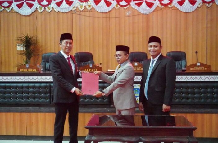 Pimpinan DPRD Bolsel menyerahkan berita acara hasil rapat paripurna tahan II kepada Bupati Bolsel Iskandar Kamaru, Kamis 4 September 20925. di ruang rapat paripurna DPRD Bolsel. (Foto: IST)
