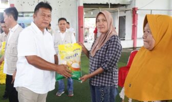 Wakil Bupati Deddy Abdul Hamid secara simbolis memberikan bahan makanan di acara Gerakan Pangan Murah, di Molibagu, Sabtu 30 Agustus 2025. (Foto: IST)