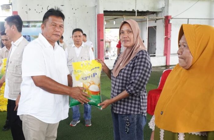 Wakil Bupati Deddy Abdul Hamid secara simbolis memberikan bahan makanan di acara Gerakan Pangan Murah, di Molibagu, Sabtu 30 Agustus 2025. (Foto: IST)