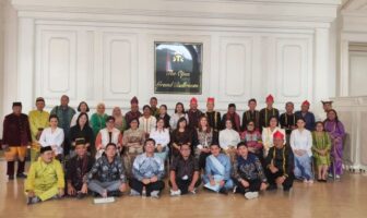 Tiga Kebudayaan Bolsel Ditetapkan sebagai Warisan Budaya Tak Benda Foto bersama dengan tim Kebudayaan Bolsel dan tim Ahli Waris Kebudayaan Kementerian Kebudayaan RI, 10 Oktober 2025 di Jakarta. (Foto: IST)