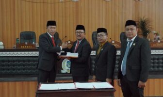 Ketua DPRD Bolsel Arifin Olii menyerahkan berita acara pembahasan rapat paripurna, Rabu 1 Oktober 2025. (Foto: IST)
