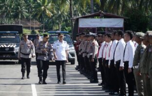 Bupati Bolsel Iskandar Kamaru didampingi Kapolres Bolsel saat melihat langsung kesiapsiagaan personil dalam pelaksanaan tanggap darurat bencana di Bolselm Rabu 5 November 2025. (Foto: ISTI