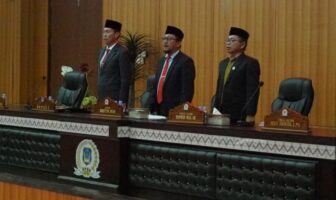 Ketua DPRD Bolsel di dampingi dan dua wakil ketua saat memimpin rapat paripurna di akhir tahun Kamis 20 November 2025. (Foto: IST)