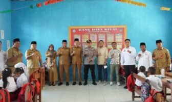 DPRD Bolsel berkomitmen untuk mengawal program MBG dapat berjalan sebagaimana yang diharapkan bersama. Tim DPRD Bolsel foto bersama dengan pemerintah dan jajaran TNI-Polri di lokasi SD salah satu penerima program MBG, Kecamatan Helumo, Senin 8 Desember 2025. (Foto: IST)