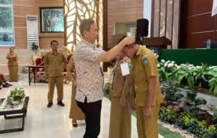 Salah satu peserta bimtek saat disematkan kartu pengenal sebagai tanda peserta bimtek yang berlangsung di gedung Balai PEnjamin Mutu Pendidikan, Manado, Selasa 2 Desember 2025. (Foto: IST)