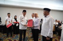 Bupati Bomong Selatan Iskandar Kamaru menerima hasil pembahasan soal penangangan lingkungan di Tanjung Bineran, 25 Februari 2026. (Foto: IST)