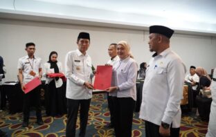 Bupati Bomong Selatan Iskandar Kamaru menerima hasil pembahasan soal penangangan lingkungan di Tanjung Bineran, 25 Februari 2026. (Foto: IST)