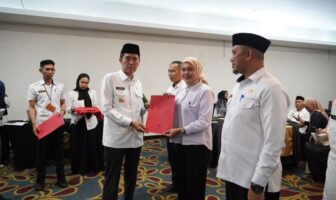 Bupati Bomong Selatan Iskandar Kamaru menerima hasil pembahasan soal penangangan lingkungan di Tanjung Bineran, 25 Februari 2026. (Foto: IST)