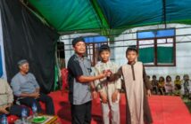 Kehadiran PT JRBM di tengah llingkungan lingkar tambang telah memberi kesan tersendiri bagi pemuda dan masyarakat Desa Tobayagan selama pelaksanaan bulan Ramadan tahun ini. Tampak remaja mendapatkan hadiah menarik dalam acara sebuah lomba Ramadan Ceria yang turut dimeriahkan oleh PT JRBM, 1 Maret 2026. (Foto: IST)