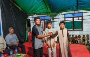 Kehadiran PT JRBM di tengah llingkungan lingkar tambang telah memberi kesan tersendiri bagi pemuda dan masyarakat Desa Tobayagan selama pelaksanaan bulan Ramadan tahun ini. Tampak remaja mendapatkan hadiah menarik dalam acara sebuah lomba Ramadan Ceria yang turut dimeriahkan oleh PT JRBM, 1 Maret 2026. (Foto: IST)