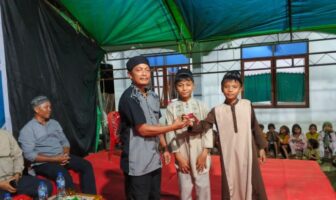 Kehadiran PT JRBM di tengah llingkungan lingkar tambang telah memberi kesan tersendiri bagi pemuda dan masyarakat Desa Tobayagan selama pelaksanaan bulan Ramadan tahun ini. Tampak remaja mendapatkan hadiah menarik dalam acara sebuah lomba Ramadan Ceria yang turut dimeriahkan oleh PT JRBM, 1 Maret 2026. (Foto: IST)