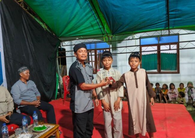 Kehadiran PT JRBM di tengah llingkungan lingkar tambang telah memberi kesan tersendiri bagi pemuda dan masyarakat Desa Tobayagan selama pelaksanaan bulan Ramadan tahun ini. Tampak remaja mendapatkan hadiah menarik dalam acara sebuah lomba Ramadan Ceria yang turut dimeriahkan oleh PT JRBM, 1 Maret 2026. (Foto: IST)